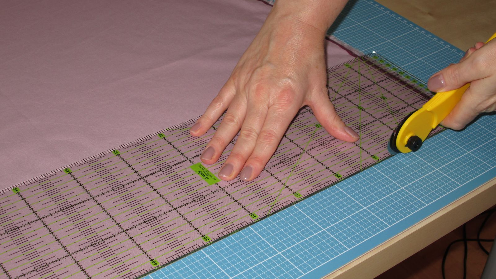 5-rolling_cutter_yardage_cuttiing_quilt
